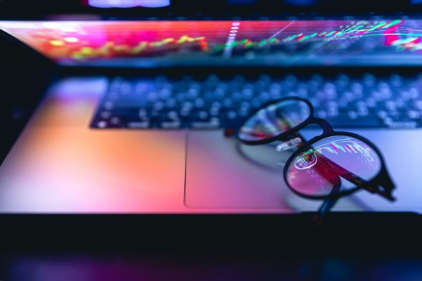 Az online részvényvásárlás kezdőknek – így csináld!